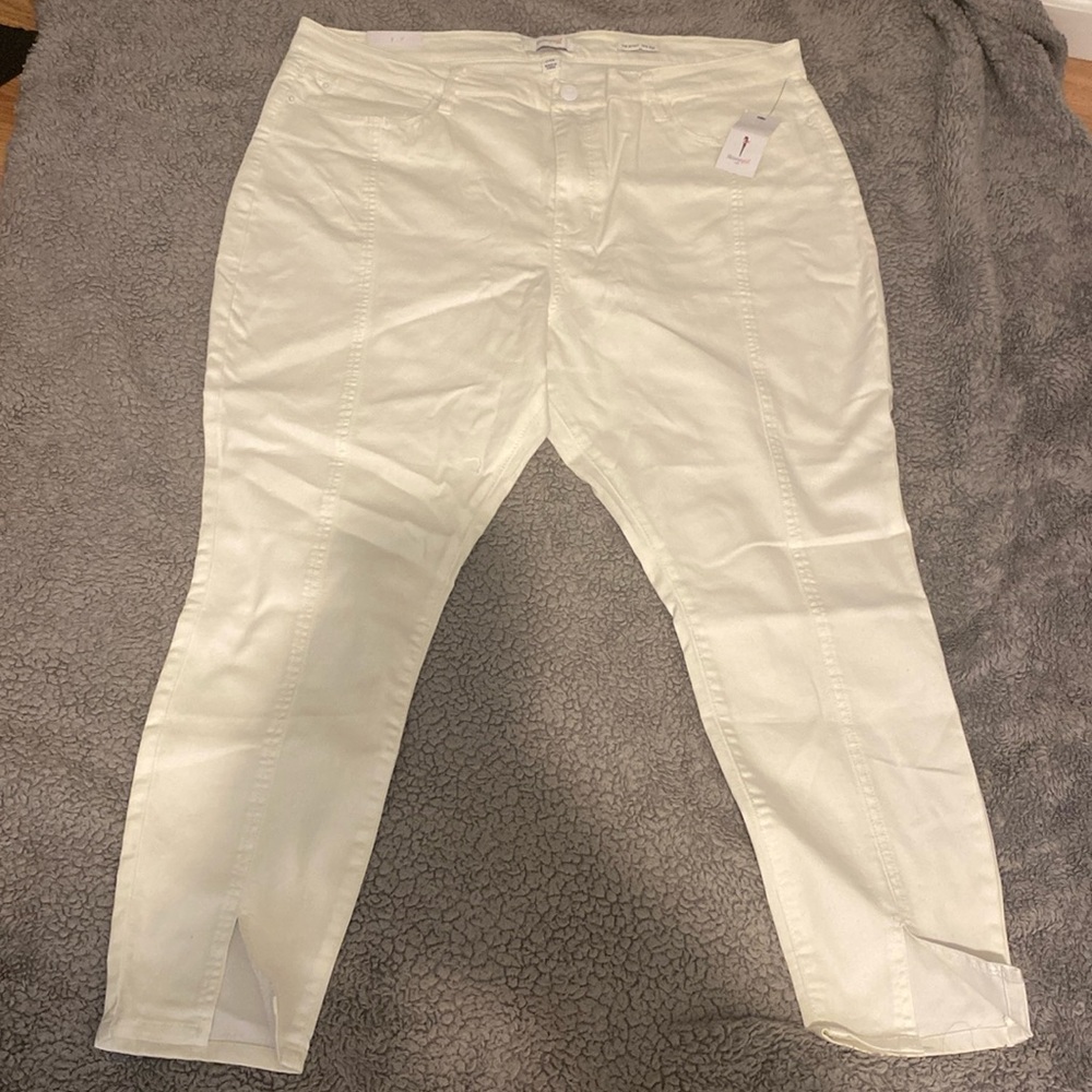 These are white jeans with slits on the front that u can fold up like capris
